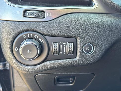 Used 2020 Jeep Cherokee Limited image 9