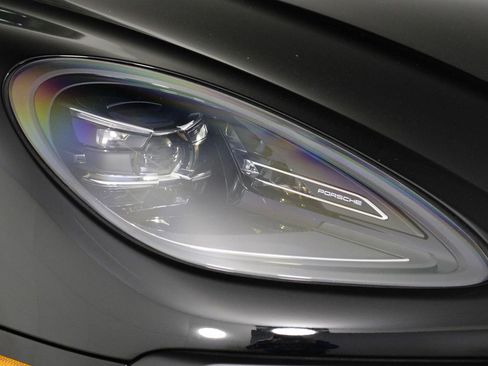 Certified 2025 Porsche Macan image 28