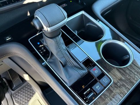 Used 2025 Toyota Sienna Platinum image 18