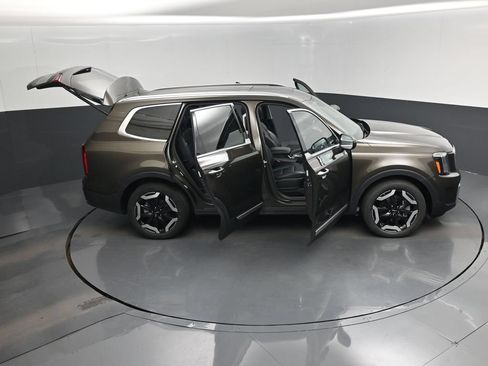 Certified 2025 Kia Telluride S FWD image 18