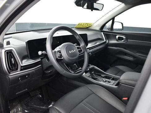 Used 2025 Kia Sorento S image 12
