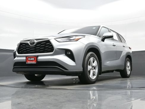 Used 2024 Toyota Highlander LE AWD/4WD image 28