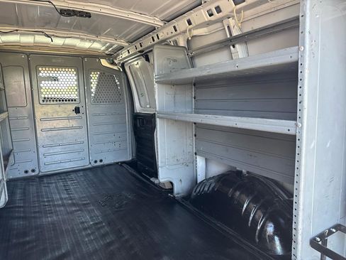 Used 2017 Chevrolet Express 2500 RWD image 16