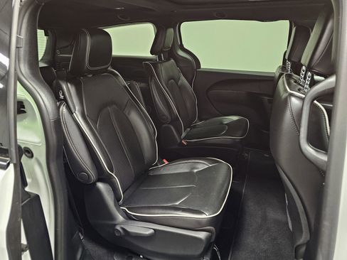 Used 2022 Chrysler Pacifica Limited w/ S Appearance Package FWD image 16
