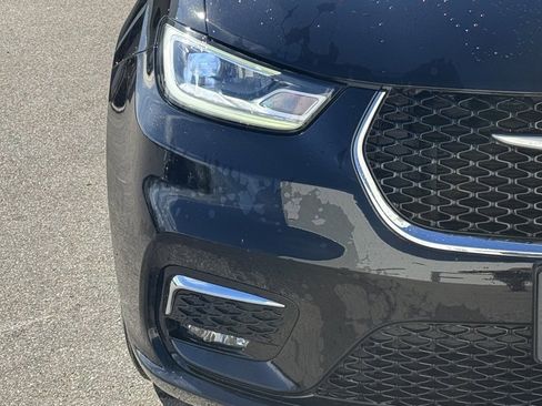 Used 2024 Chrysler Pacifica Touring-L image 5