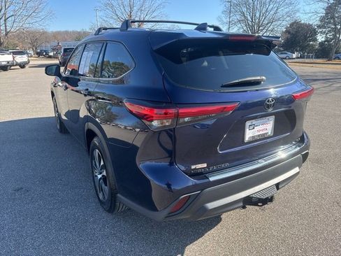 Used 2022 Toyota Highlander XLE image 3