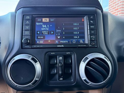 Used 2013 Jeep Wrangler Unlimited Rubicon w/ Max Tow Pkg image 18