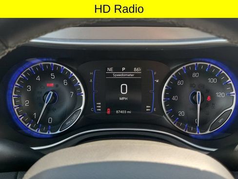 Used 2018 Chrysler Pacifica Touring-L w/ Premium Audio Group FWD image 12