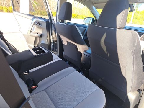 Used 2018 Toyota RAV4 LE image 11