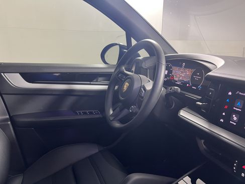 Certified 2025 Porsche Cayenne AWD/4WD image 12