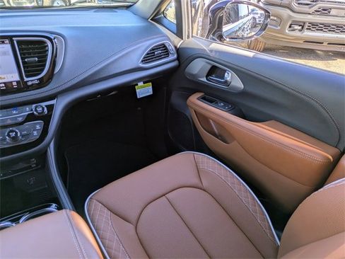 New 2026 Chrysler Pacifica Pinnacle image 19