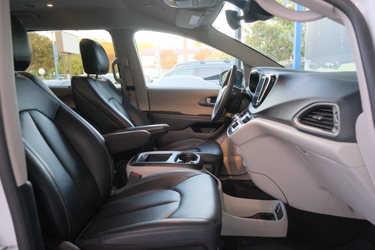 Used 2024 Chrysler Pacifica Touring-L FWD image 33