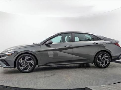 Used 2025 Hyundai Elantra Limited FWD image 3