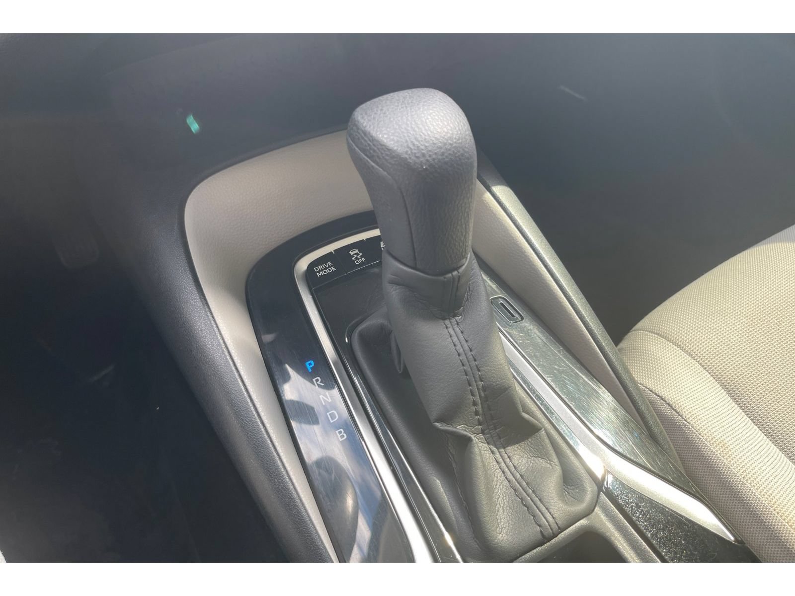 Used 2022 Toyota Corolla LE w/ Carpet Mat Package (TMS) FWD image 29