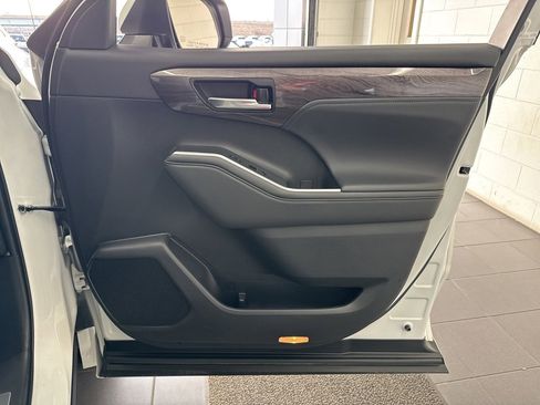 Used 2023 Toyota Highlander Limited image 54