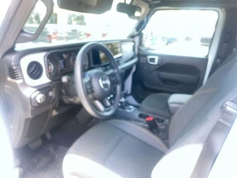 Used 2024 Jeep Gladiator Sport AWD/4WD image 4
