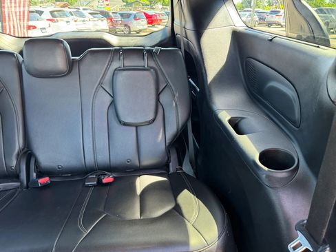Used 2020 Chrysler Pacifica Touring-L Plus w/ Advanced Safetytec Group FWD image 37