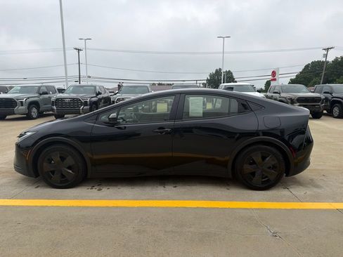 Used 2025 Toyota Prius LE FWD image 4