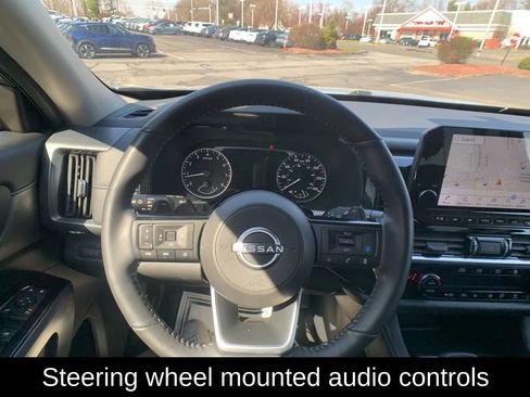 Used 2025 Nissan Pathfinder SL AWD/4WD image 18