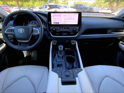 Used 2025 Toyota Grand Highlander XLE FWD image 16