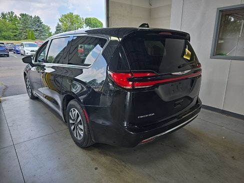 Used 2023 Chrysler Pacifica Touring-L FWD image 3