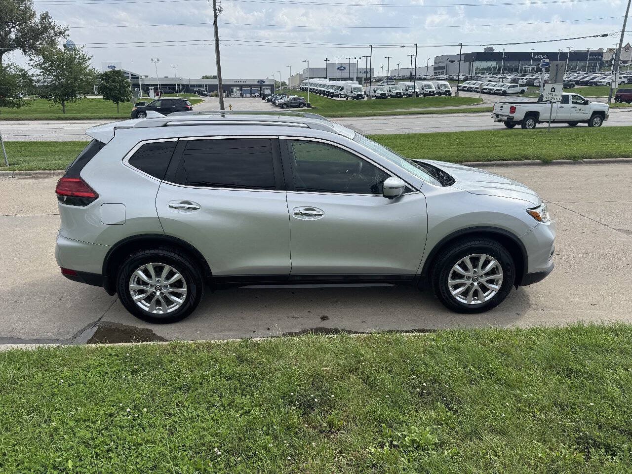 Used 2017 Nissan Rogue SV AWD/4WD image 6