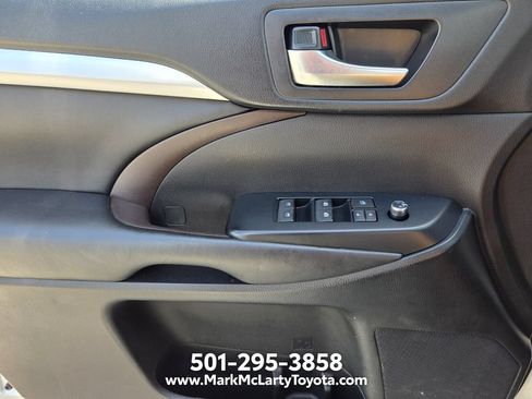 Used 2019 Toyota Highlander XLE AWD/4WD image 32
