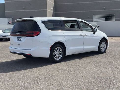 Used 2024 Chrysler Pacifica Touring-L image 5