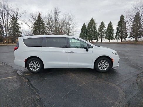 Used 2024 Chrysler Pacifica Touring-L image 7
