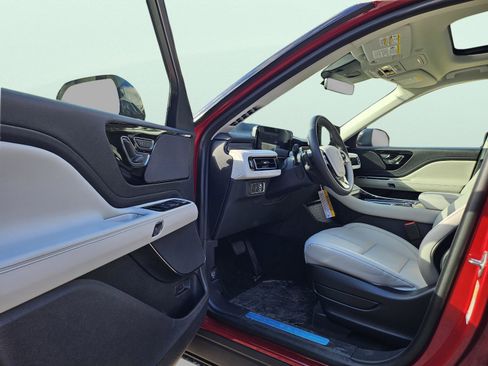 New 2026 Lincoln Aviator AWD image 9