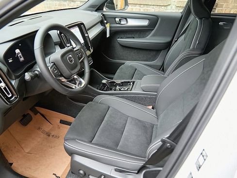 New 2026 Volvo XC40 B4 Plus w/ Climate Package image 9