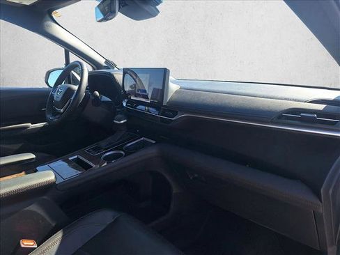 Used 2025 Toyota Sienna Platinum image 21