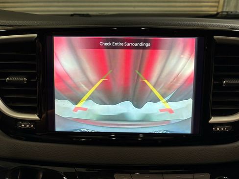 Used 2024 Chrysler Pacifica Touring-L FWD image 11