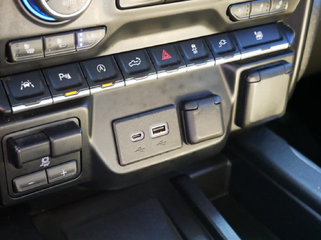 Used 2019 Chevrolet Silverado 1500 High Country w/ Technology Package AWD/4WD image 21