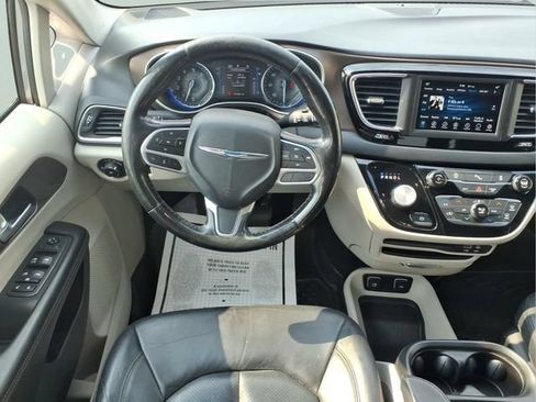 Used 2019 Chrysler Pacifica Touring-L FWD image 5