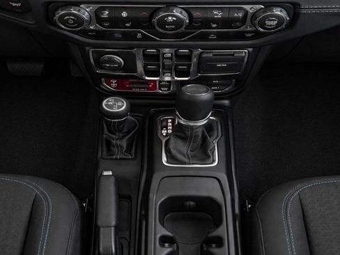 Used 2025 Jeep Wrangler Unlimited Rubicon 4xe w/ Convenience Group AWD/4WD image 19
