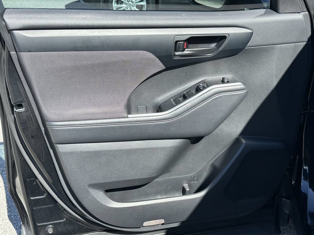 Used 2022 Toyota Highlander LE FWD image 26
