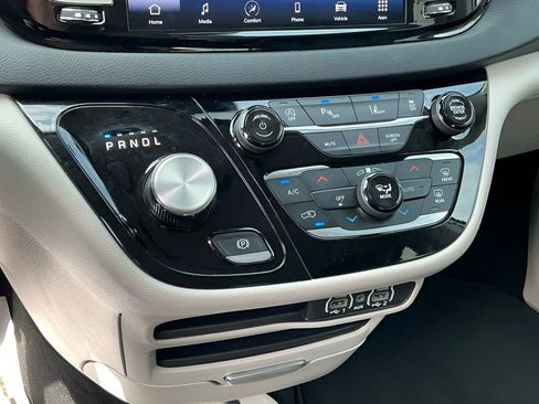 Used 2024 Chrysler Pacifica Touring-L image 34