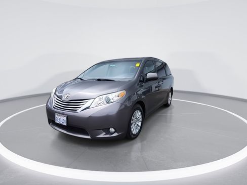 Used 2015 Toyota Sienna XLE w/ XLE Navigation Package FWD image 4
