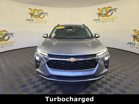 Certified 2024 Chevrolet Trax LT w/ Sunroof Package FWD image 2