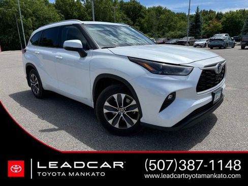 Used 2022 Toyota Highlander XLE AWD/4WD image 1