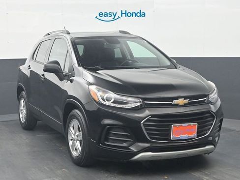 Used 2021 Chevrolet Trax LT w/ Driver Confidence Package image 2