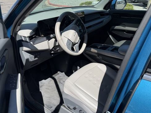 Used 2025 Kia EV9 Wind AWD/4WD image 3