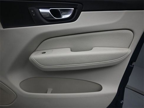 Certified 2022 Volvo XC60 B5 Momentum w/ Climate Package image 31