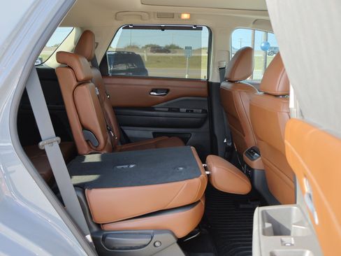 Used 2022 Nissan Pathfinder Platinum w/ Cargo Package image 42