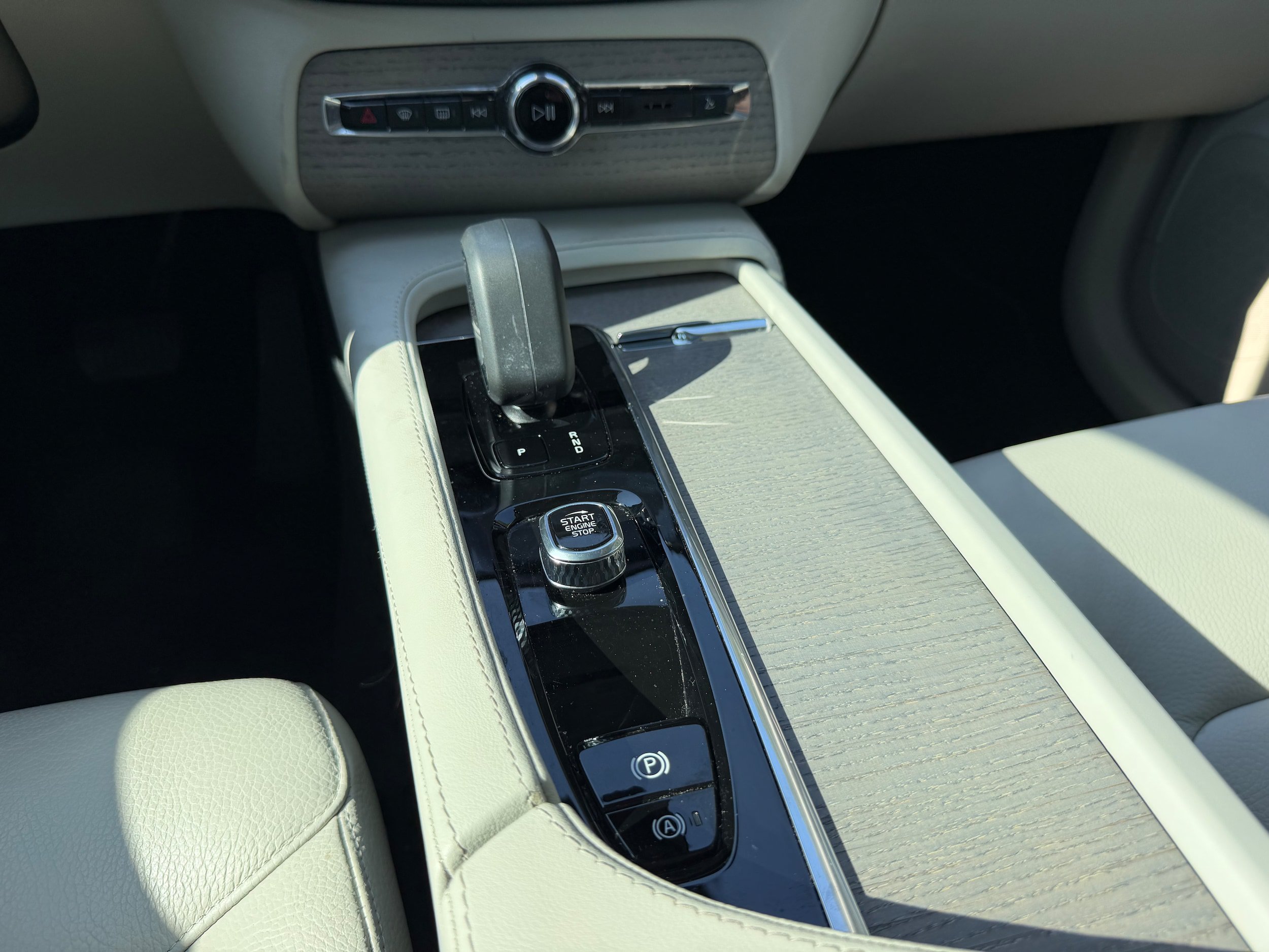 Certified 2025 Volvo XC90 T8 Plus w/ Protection Package Premier AWD/4WD image 17