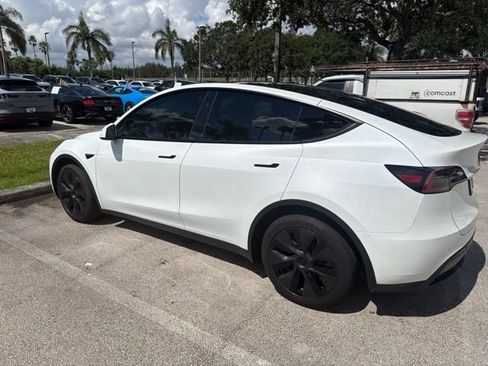 Used 2025 Tesla Model Y Long Range RWD image 3