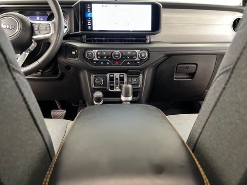 Used 2024 Jeep Wrangler Unlimited Sahara AWD/4WD image 36
