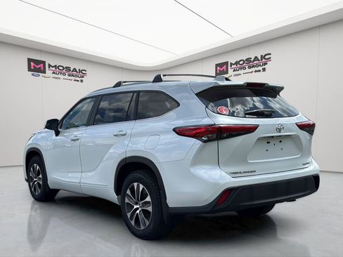 Used 2023 Toyota Highlander XLE AWD/4WD image 5