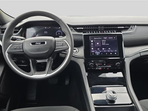 Used 2025 Jeep Grand Cherokee Laredo X AWD/4WD image 9